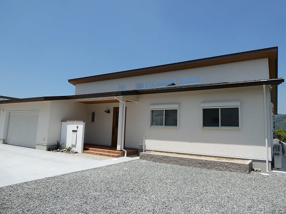 木と漆喰に包まれた平屋の家